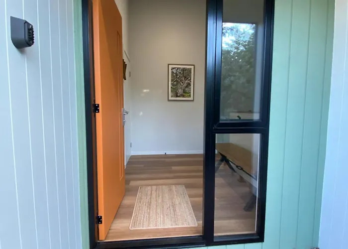 Jindabyne House 2, Modern 3 Bedroom Home, Lake & Mountain Views With Fireplace